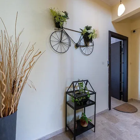 Apartment Athenian Oasis Near Metro Mall *
