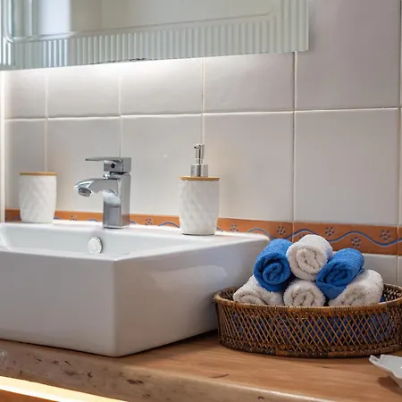 Athenian Oasis Near Metro Mall Apartment *