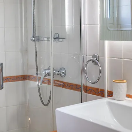 Apartment Athenian Oasis Near Metro Mall *