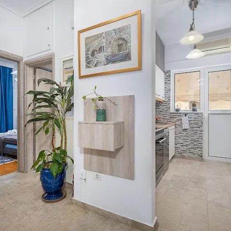 Athenian Oasis Near Metro Mall Apartment